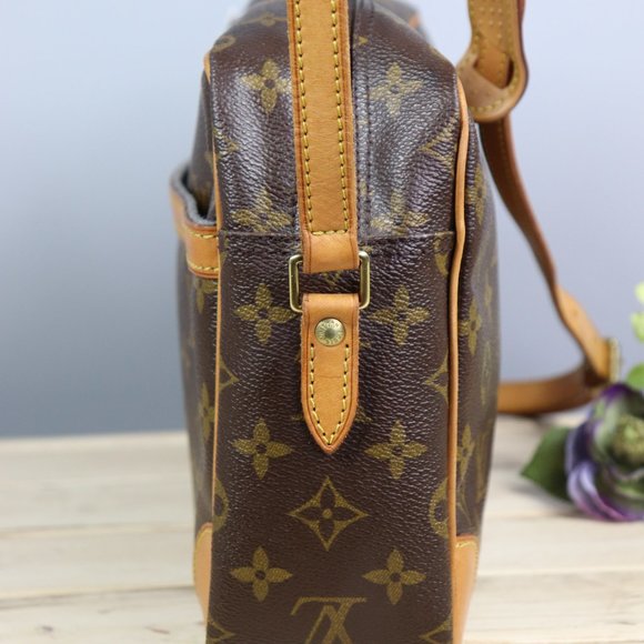 Louis Vuitton Trocadero 30 Monogram - Picture 11 of 16